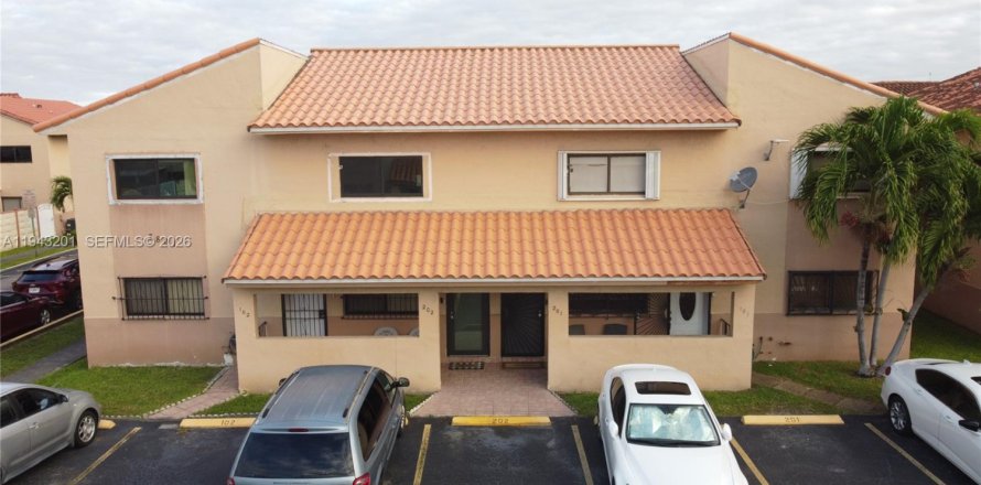 Condominio en Hialeah, Florida, 2 dormitorios  № 1999480