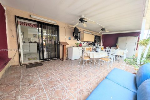 Condominio en venta en Hialeah, Florida, 2 dormitorios, 82.22 m2 № 1999480 - foto 27