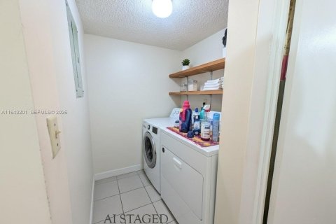 Condominio en venta en Hialeah, Florida, 2 dormitorios, 82.22 m2 № 1999480 - foto 9