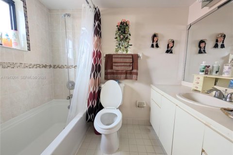 Condominio en venta en Hialeah, Florida, 2 dormitorios, 82.22 m2 № 1999480 - foto 25