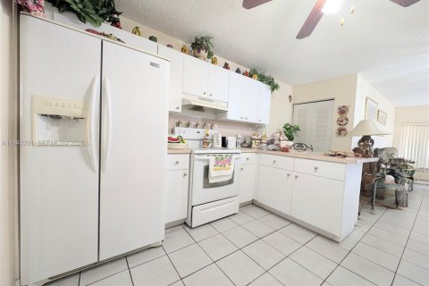 Condominio en venta en Hialeah, Florida, 2 dormitorios, 82.22 m2 № 1999480 - foto 17