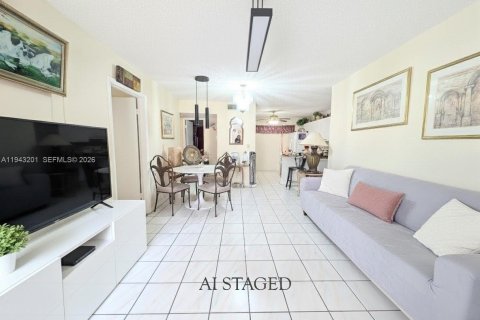 Condominio en venta en Hialeah, Florida, 2 dormitorios, 82.22 m2 № 1999480 - foto 3