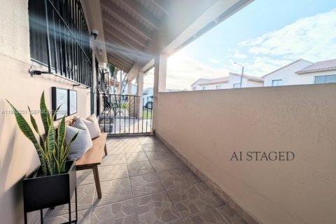 Condominio en venta en Hialeah, Florida, 2 dormitorios, 82.22 m2 № 1999480 - foto 2