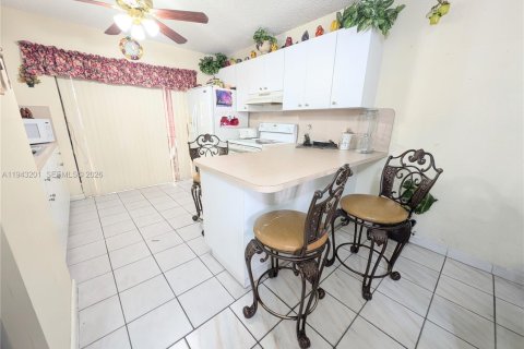 Condominio en venta en Hialeah, Florida, 2 dormitorios, 82.22 m2 № 1999480 - foto 18