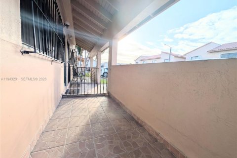 Condominio en venta en Hialeah, Florida, 2 dormitorios, 82.22 m2 № 1999480 - foto 14