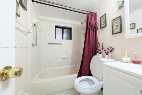 Condominio en venta en Hialeah, Florida, 2 dormitorios, 82.22 m2 № 1999480 - foto 21