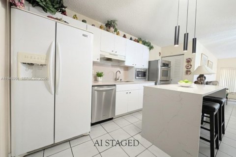 Condominio en venta en Hialeah, Florida, 2 dormitorios, 82.22 m2 № 1999480 - foto 4