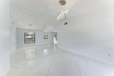 House in Sarasota, Florida 3 bedrooms, 129.88 sq.m. № 2238162 - photo 12