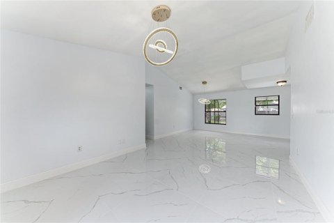 House in Sarasota, Florida 3 bedrooms, 129.88 sq.m. № 2238162 - photo 11