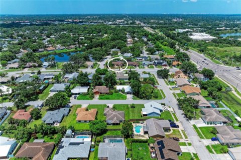 House in Sarasota, Florida 3 bedrooms, 129.88 sq.m. № 2238162 - photo 2