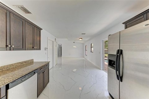House in Sarasota, Florida 3 bedrooms, 129.88 sq.m. № 2238162 - photo 18