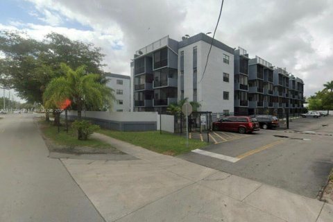 Condominio en venta en North Miami, Florida, 1 dormitorio, 64.2 m2 № 1862707 - foto 1