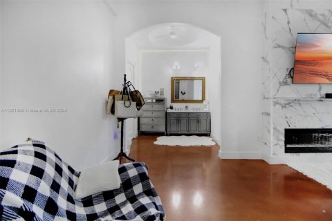 Villa ou maison à vendre à Miami, Floride: 6 chambres, 472.32 m2 № 1975339 - photo 17
