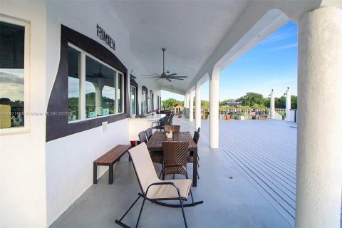 Villa ou maison à vendre à Miami, Floride: 6 chambres, 472.32 m2 № 1975339 - photo 28