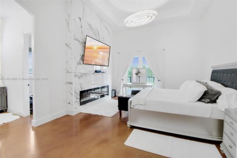 Villa ou maison à vendre à Miami, Floride: 6 chambres, 472.32 m2 № 1975339 - photo 15