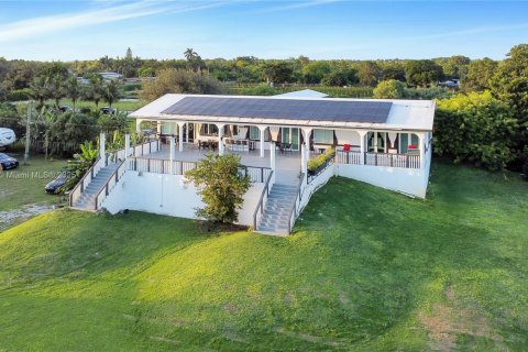 Villa ou maison à vendre à Miami, Floride: 6 chambres, 472.32 m2 № 1975339 - photo 1
