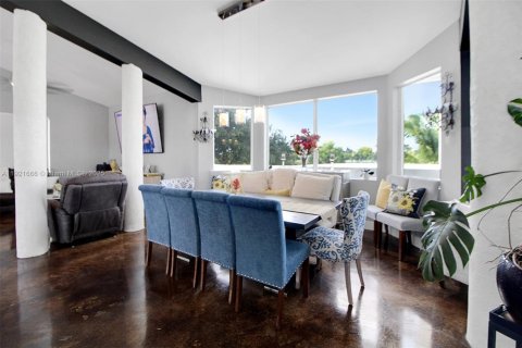 Villa ou maison à vendre à Miami, Floride: 6 chambres, 472.32 m2 № 1975339 - photo 10