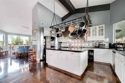 House in Miami, Florida 6 bedrooms, 557.6 sq.m. № 1975339 - photo 29