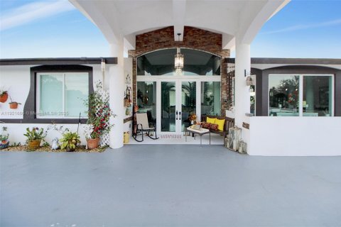 Villa ou maison à vendre à Miami, Floride: 6 chambres, 472.32 m2 № 1975339 - photo 2