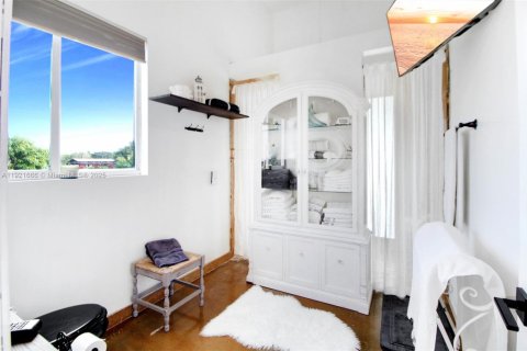 Villa ou maison à vendre à Miami, Floride: 6 chambres, 472.32 m2 № 1975339 - photo 19