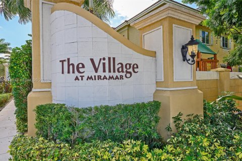 Townhouse in Miramar, Florida 4 bedrooms, 203.46 sq.m. № 2301284