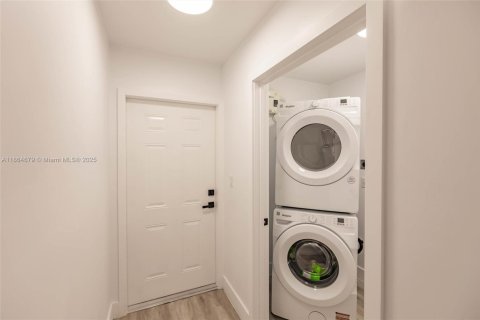 Casa en venta en Miami, Florida, 3 dormitorios, 121.14 m2 № 1893381 - foto 21