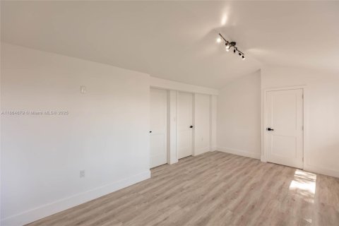 Casa en venta en Miami, Florida, 3 dormitorios, 121.14 m2 № 1893381 - foto 22
