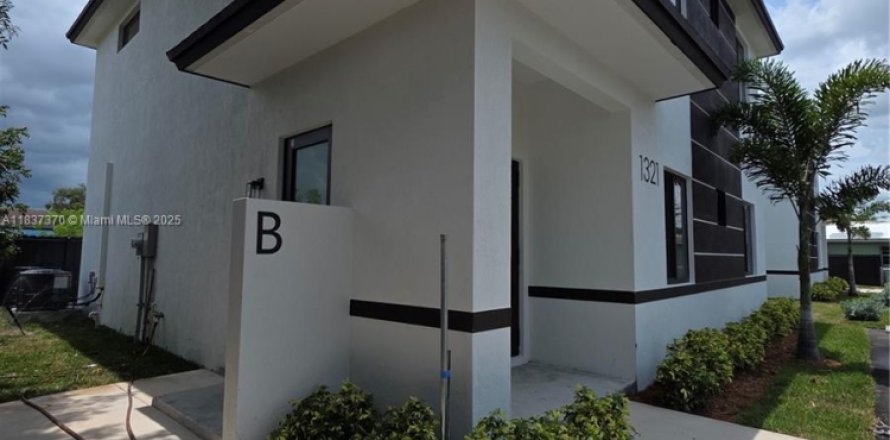 Villa ou maison à Florida City, Floride 4 chambres, 120.77 m2 № 1822120