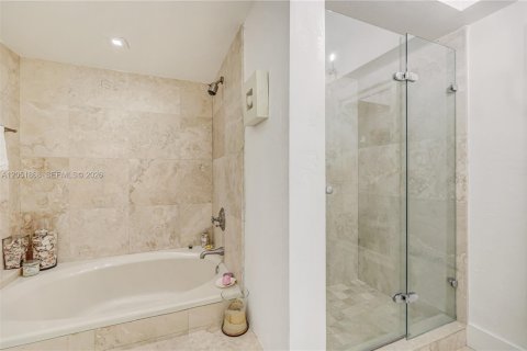 Condo in Key Biscayne, Florida, 3 bedrooms № 2189087 - photo 24