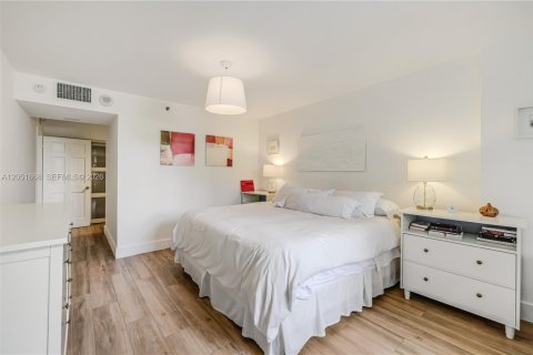 Condo in Key Biscayne, Florida, 3 bedrooms № 2189087 - photo 21