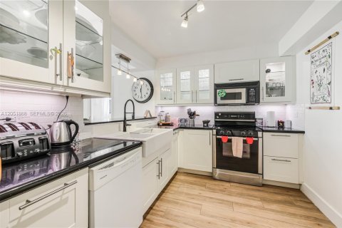 Condo in Key Biscayne, Florida, 3 bedrooms № 2189087 - photo 30