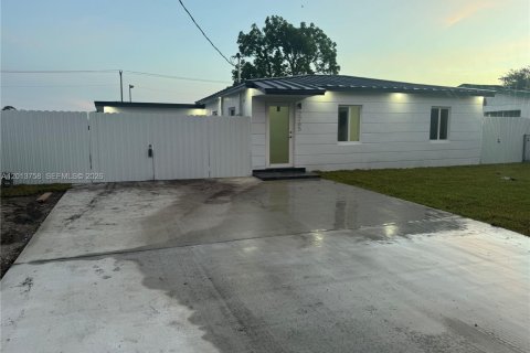 House in Miami Gardens, Florida 4 bedrooms, 145.86 sq.m. № 2076152 - photo 2