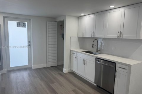 House in Miami Gardens, Florida 4 bedrooms, 145.86 sq.m. № 2076152 - photo 9