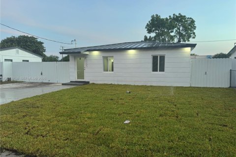 House in Miami Gardens, Florida 4 bedrooms, 145.86 sq.m. № 2076152 - photo 4