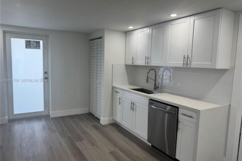 House in Miami Gardens, Florida 4 bedrooms, 145.86 sq.m. № 2076152 - photo 8