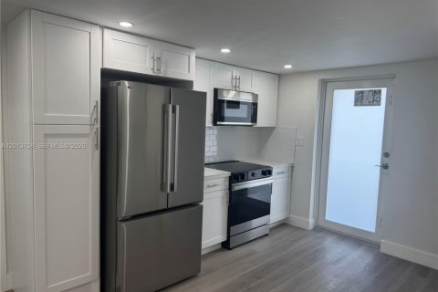 House in Miami Gardens, Florida 4 bedrooms, 145.86 sq.m. № 2076152 - photo 6