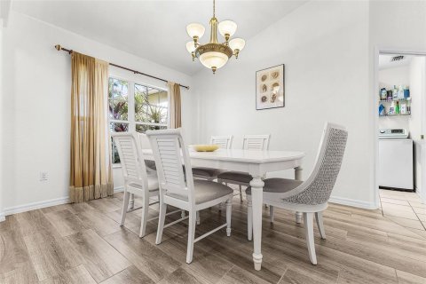 Villa ou maison à vendre à Cape Coral, Floride: 4 chambres, 207.82 m2 № 2433682 - photo 4