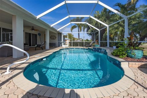 Villa ou maison à vendre à Cape Coral, Floride: 4 chambres, 207.82 m2 № 2433682 - photo 25