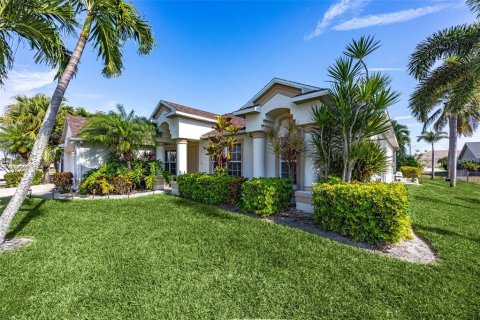 Villa ou maison à vendre à Cape Coral, Floride: 4 chambres, 207.82 m2 № 2433682 - photo 27