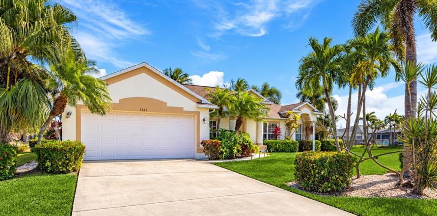 Villa ou maison à Cape Coral, Floride 4 chambres, 207.82 m2 № 2433682