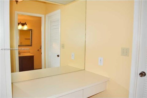 Copropriété à louer à Hallandale Beach, Floride: 2 chambres, 118.91 m2 № 1929212 - photo 11