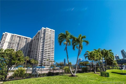 Copropriété à louer à Hallandale Beach, Floride: 2 chambres, 118.91 m2 № 1929212 - photo 25