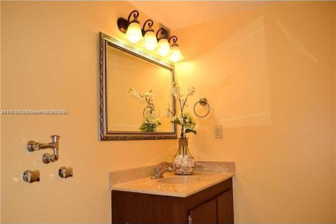 Copropriété à louer à Hallandale Beach, Floride: 2 chambres, 118.91 m2 № 1929212 - photo 15