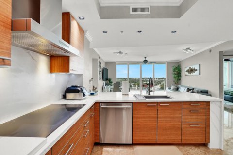 Condo in Pompano Beach, Florida, 2 bedrooms  № 2359558 - photo 9