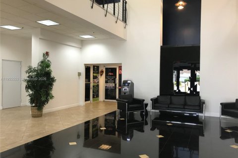 Immobilier commercial à vendre à Miami, Floride № 2010124 - photo 2