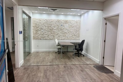 Купить коммерческую недвижимость в Майами, Флорида № 2010124 - фото 4