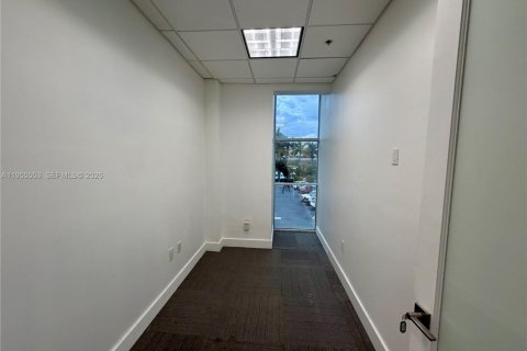 Купить коммерческую недвижимость в Майами, Флорида № 2010124 - фото 14