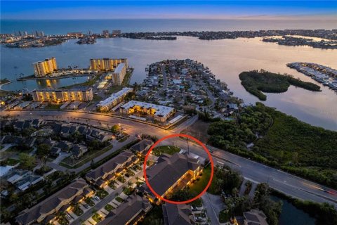 Adosado en venta en Madeira Beach, Florida, 3 dormitorios, 141.58 m2 № 2100668 - foto 3