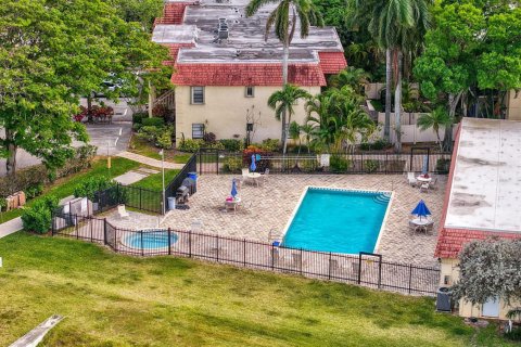 Condo in Pompano Beach, Florida, 2 bedrooms № 2245179 - photo 23