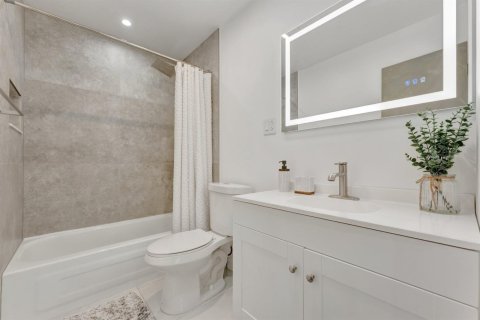 Condo in Pompano Beach, Florida, 2 bedrooms № 2245179 - photo 12